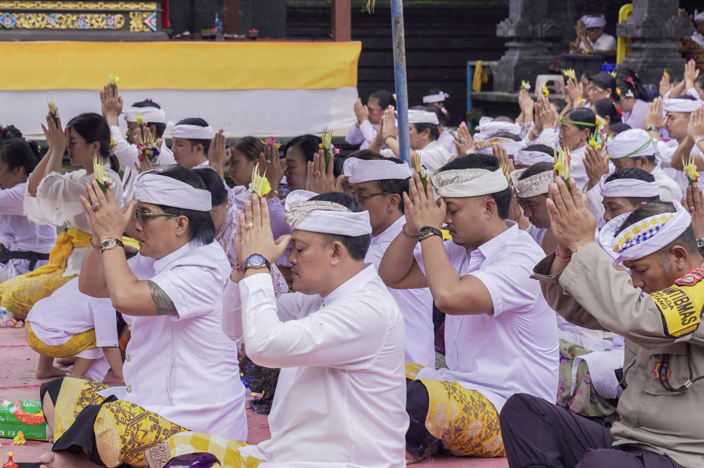 Bupati Giri Prasta Hadiri Upacara Melaspas Tapakan di Pura Puseh Desa Adat Pelaga